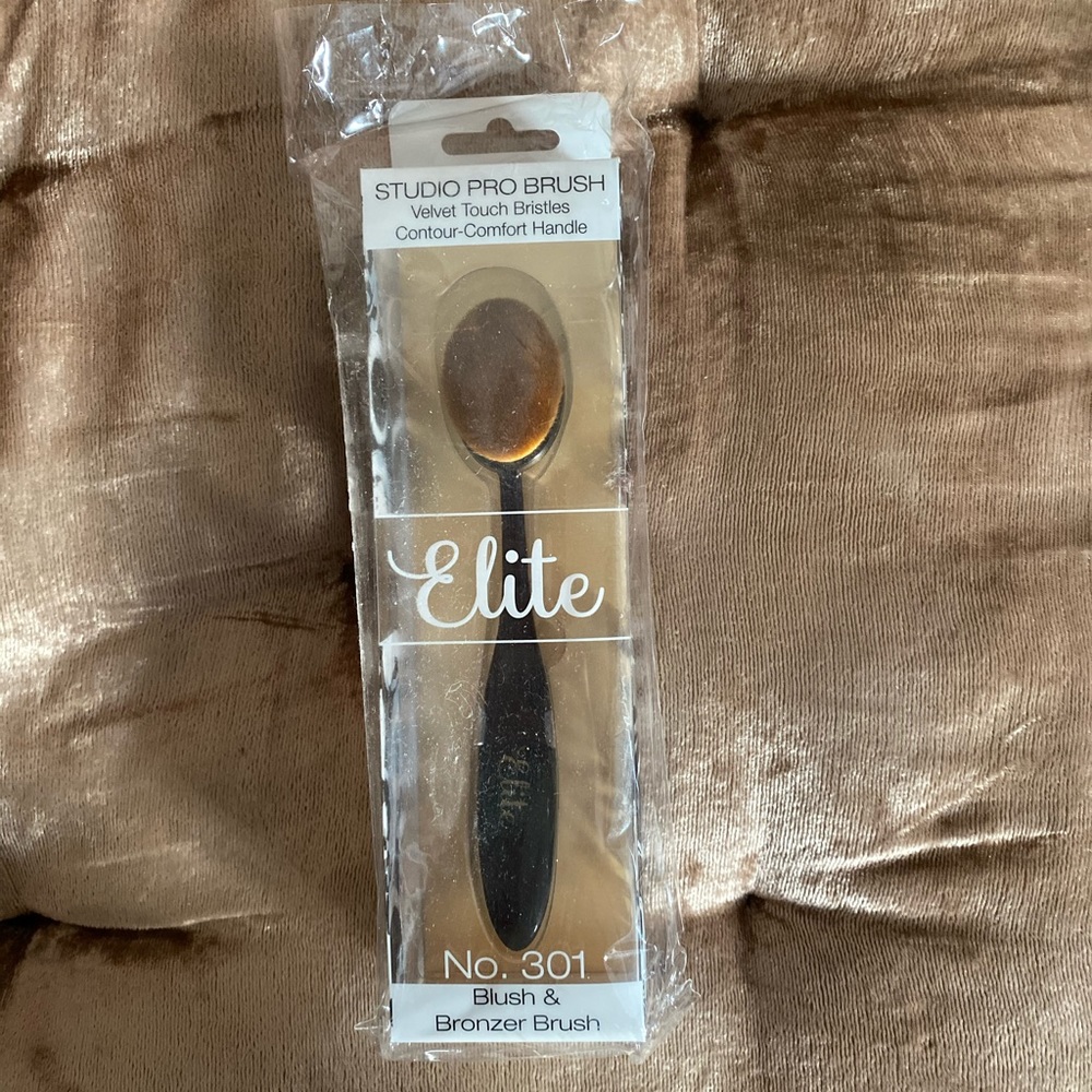 NWT Elite brush and bronzer brush